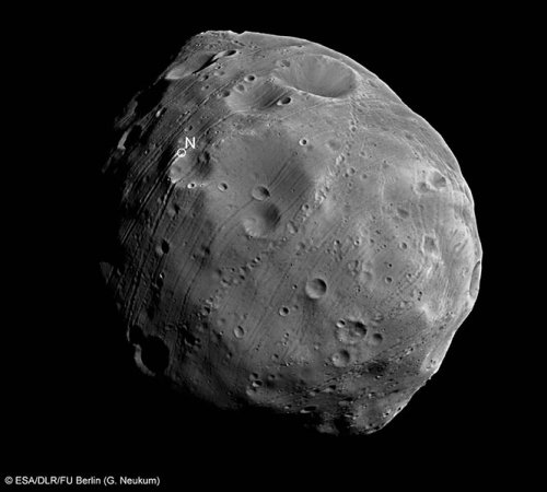 Phobos, la plus grande des deux lunes de Mars. Le « N » indique le Pôle Nord. 